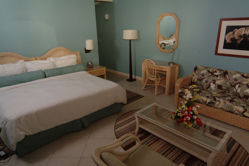 Trade Winds Hotel Dickenson Bay Extérieur photo