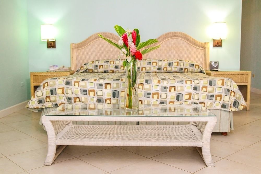 Trade Winds Hotel Dickenson Bay Extérieur photo